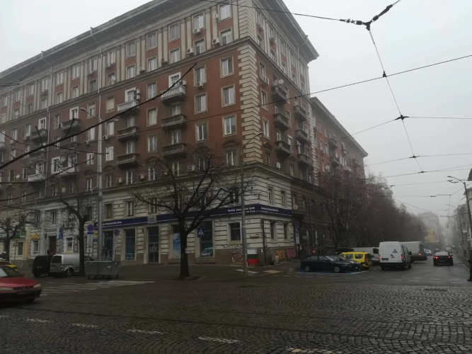 Fantastic 2 Bedroom Apartment - Top Center