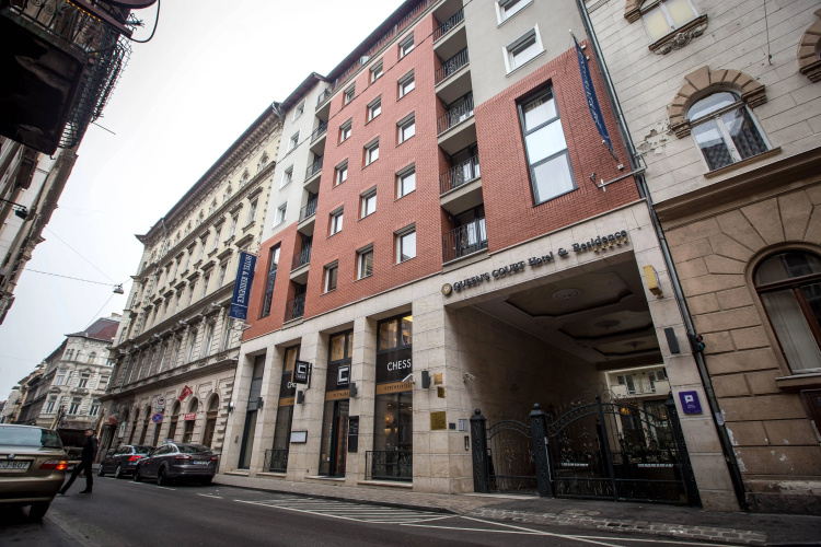Queen's Court Hotel & Residence