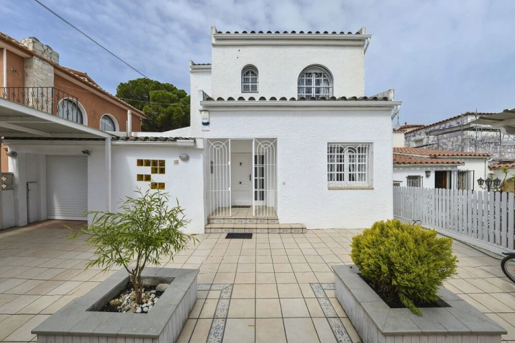 Villa Requesens on Canal